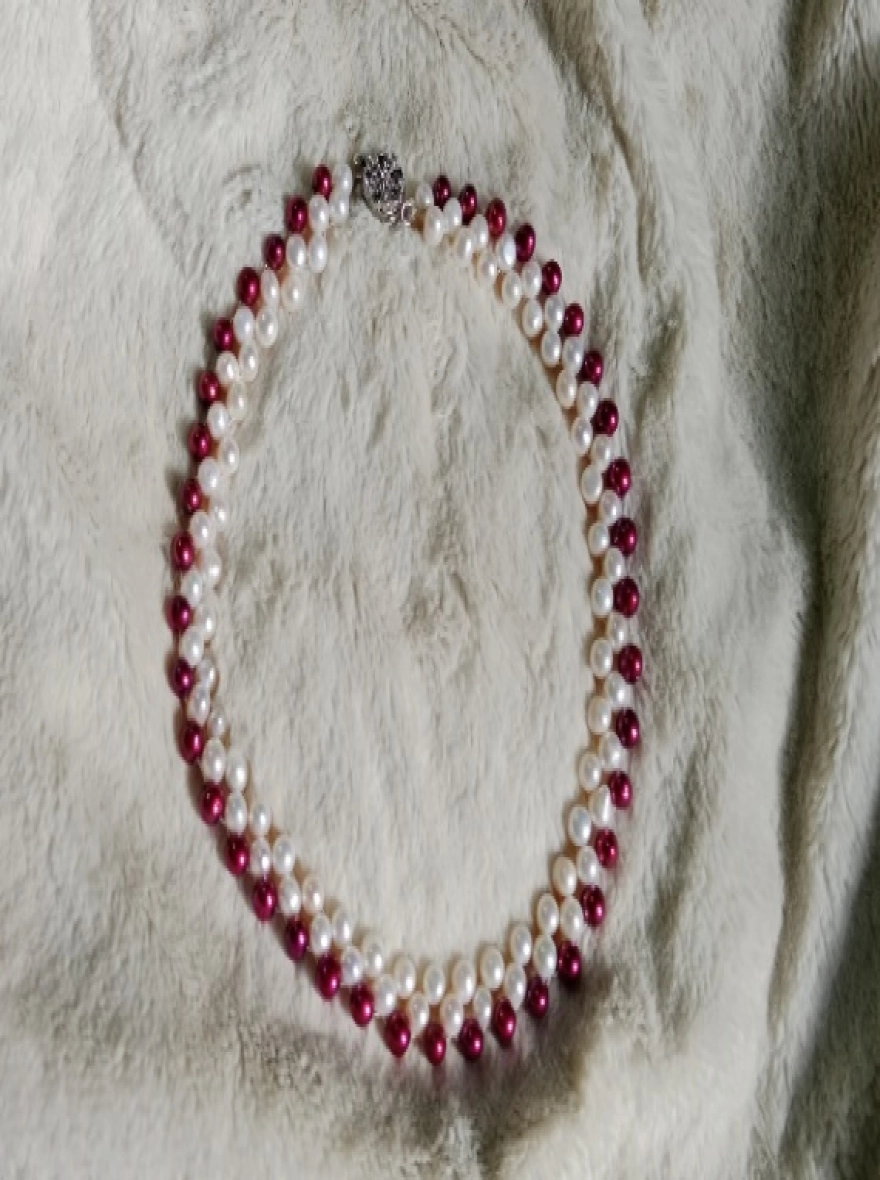 Exclusive Pearl necklace, white & meroon pearl