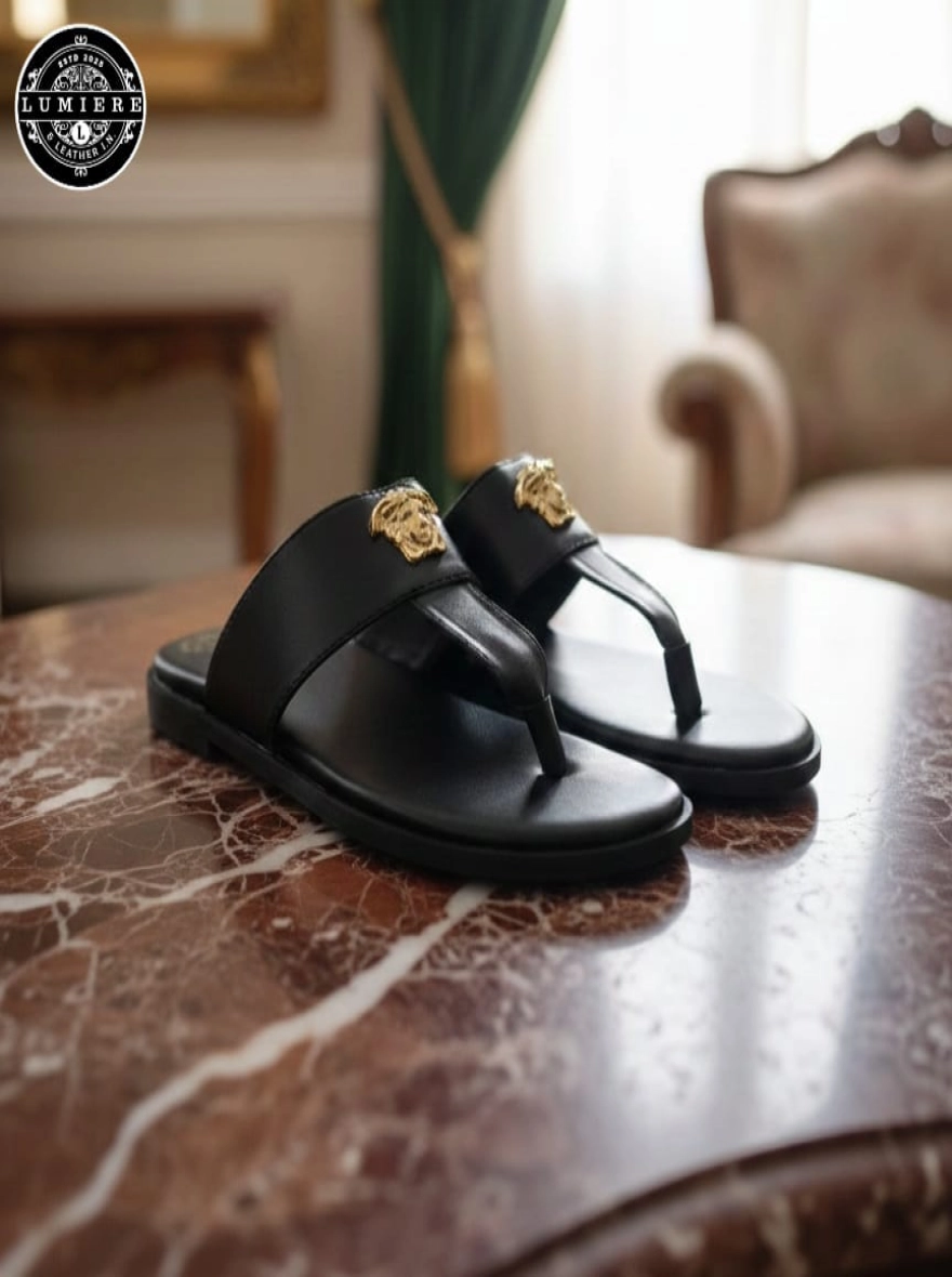 Lumiere Signature Medusa Leather Thong Sandals - Noir