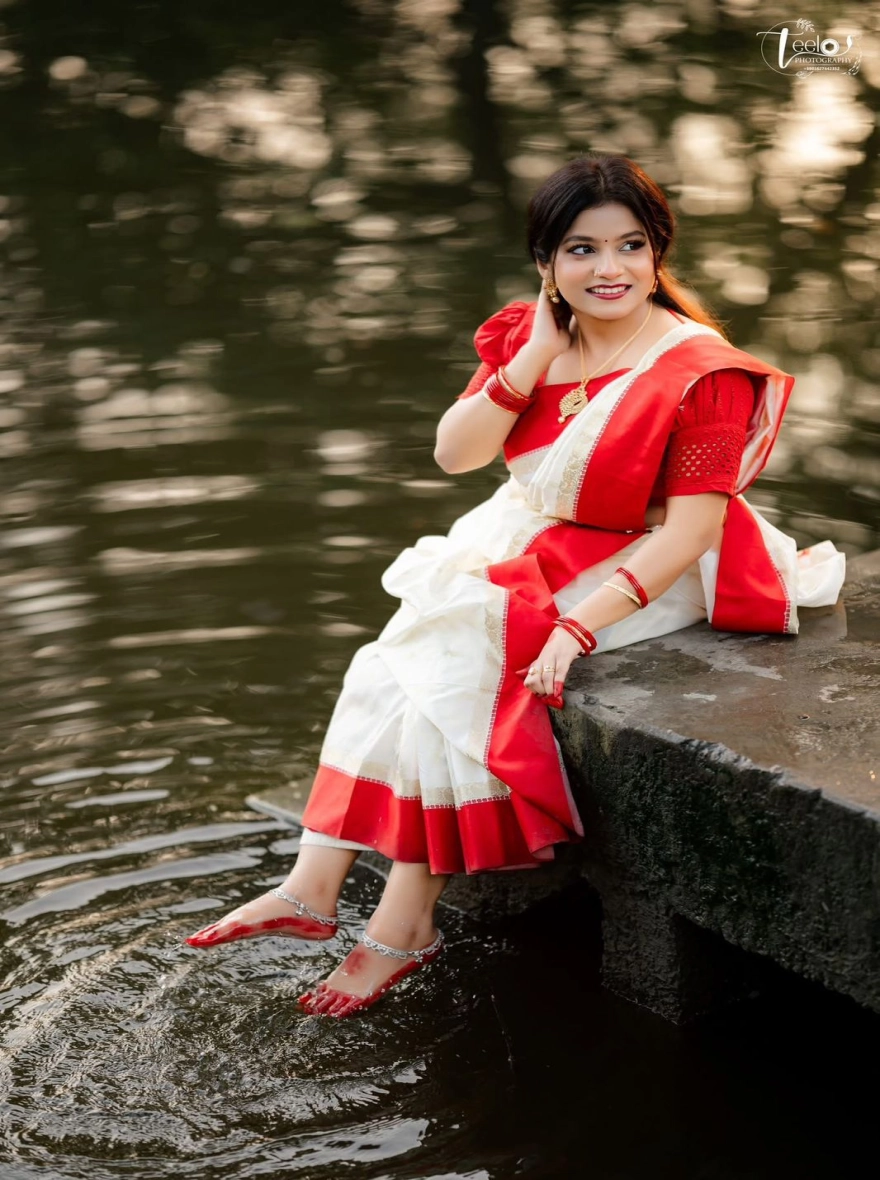 Women's Puja Special Katan Saree - Elegant Red & White Soft Silk