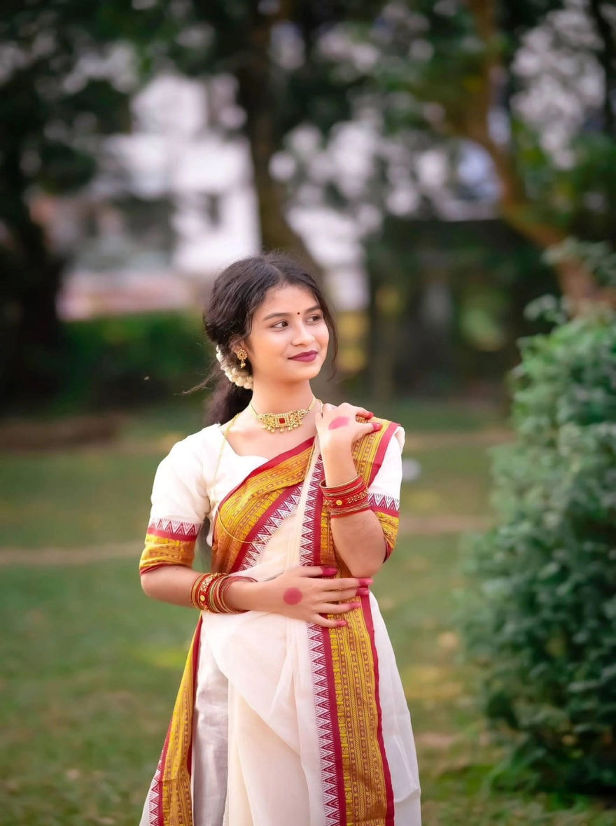 Women's Exclusive Maroon HalfSilk Katha Stitching Saree - 12 Haat with Blouse Piece