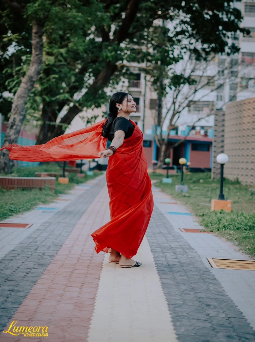 Women's Trendy Halfsilk Handloom Chumki Saree - Vibrant Red Festive Wear