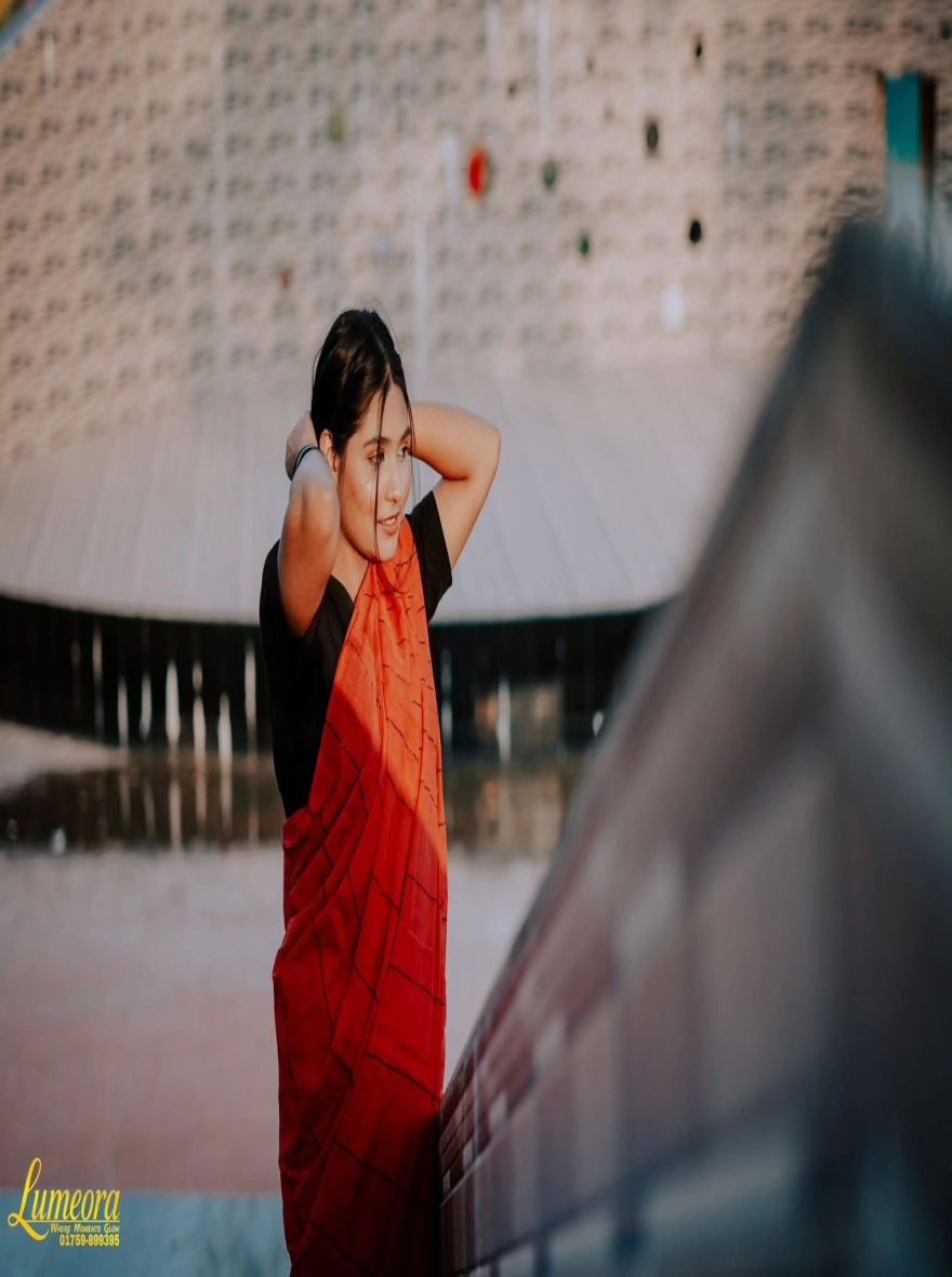 Women's Trendy Halfsilk Handloom Chumki Saree - Vibrant Red Festive Wear