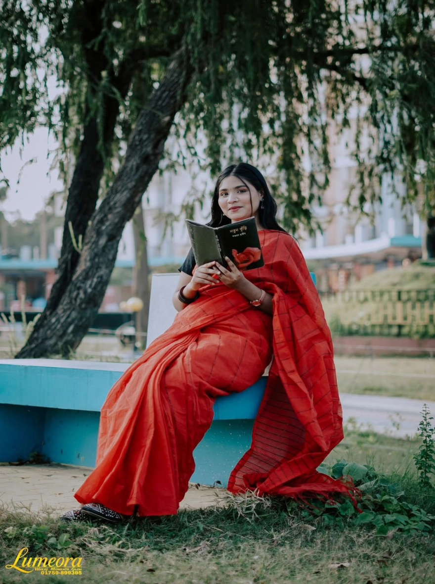 Women's Trendy Halfsilk Handloom Chumki Saree - Vibrant Red Festive Wear