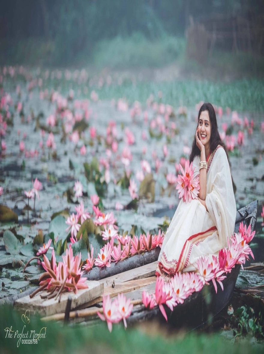 Women's Trendy and Fashionable Tangail Tat HalfSilk Nakshi Pair Saree – Elegant White & Red Heritage Edition